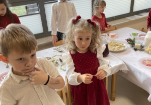 Michałek i Tola przy świątecznym stole.