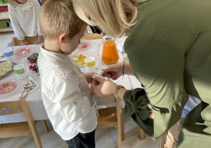 Pani Kasia składa chłopcu świąteczne życzenia.