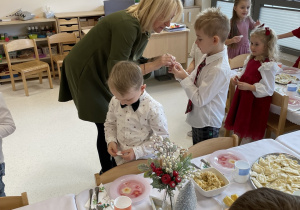 Wspólne dzielenie się opłatkiem.