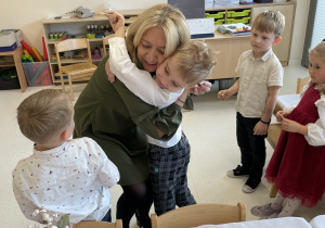 Pani Kasia i Szymonek podczas dzielenia się opłatkiem.