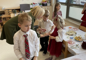 Wspólne dzielenie się opłatkiem.