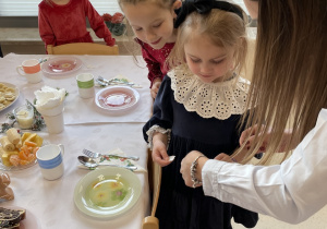 Wspólne dzielenie się opłatkiem.