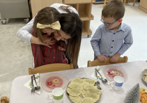 Wspólne dzielenie się opłatkiem.