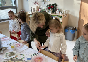 Wspólne dzielenie się opłatkiem.