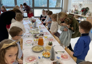 Dzieci przy wigilijnym stole.