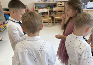 Dzieci dzielą się opłatkiem.