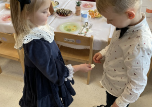 Klarcia i Robercik składają sobie świąteczne życzenia.