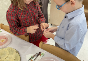 Maja i Kubuś składają sobie świąteczne życzenia.