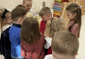 Dzieci dzielą się opłatkiem.