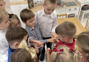 Dzieci dzielą się opłatkiem.