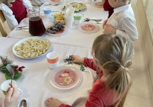 Dzieci przy wigilijnym stole.