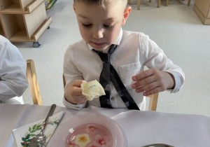 Chłopiec je pieroga.