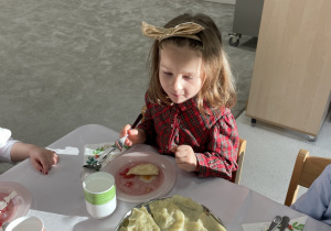 Dziewczynka je pieroga.