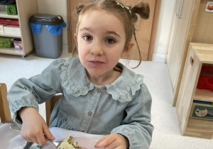 Dziewczynka je pieroga.