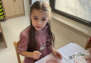 Dziewczynka je pieroga.