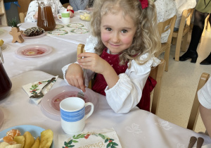 Dziewczynka je wigilijne potrawy.