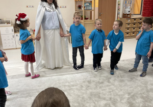 Pani Zima podczas spotkania z dziećmi.