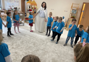 Pani Zima podczas spotkania z dziećmi.