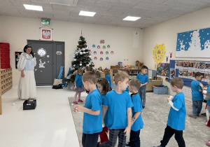 Rzucanie śnieżkami do celu.