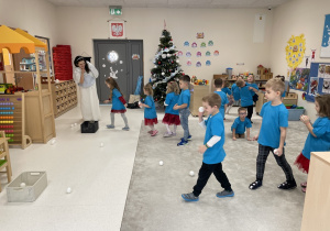 Rzucanie śnieżkami do celu.