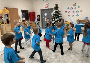 Taniec w parach z balonami - sopelkami.