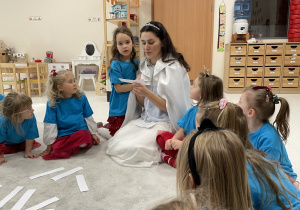 Pani Zima czyta zagadkę.