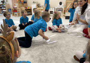 Robert losuje zagadkę.