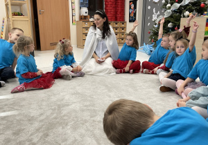 Pani Zima rozmawia z dziećmi.
