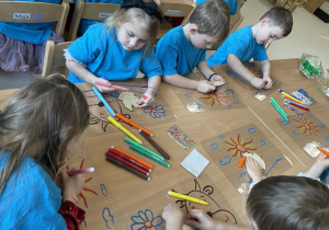 Dzieci podczas wykonywania ozdób choinkowych.