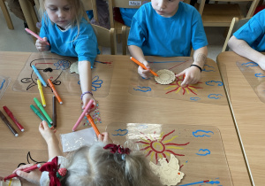 Dzieci wykonują pracę plastyczną.