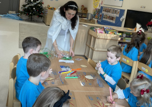 pani Zima rozdaje potrzebne elementy.