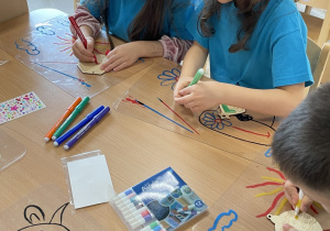 Dziewczynki podczas ozdabiania.