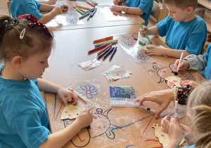 Dzieci podczas wykonywania ozdób choinkowych.