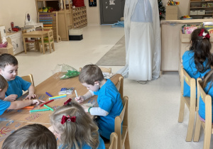 Pani Zima towarzyszy dzieciom podczas wykonywania ozdób.