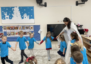 Wspólne śpiewanie piosenki dla Pani Zimy.