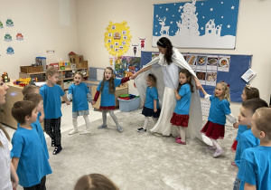 Wspólne śpiewanie piosenki dla Pani Zimy.
