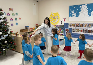 Wspólne śpiewanie piosenki dla Pani Zimy.