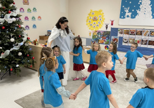 Wspólne śpiewanie piosenki dla Pani Zimy.