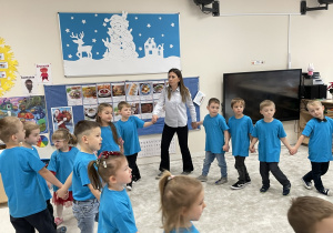 Wspólne śpiewanie piosenki dla Pani Zimy.