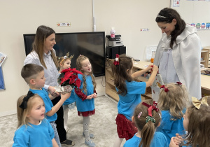 Laurka wręcza upominek.