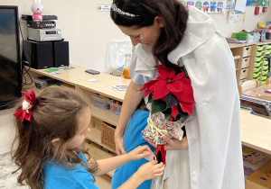 Dzieci ściskają Panią Zimę.