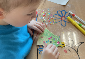 Nadia ozdabia choinkę.