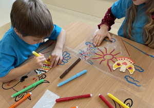 Dzieci podczas ozdabiania swoich prac.