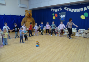 Wspólne tańce z misiami.