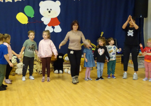 Dzieci i panie podczas tańca.