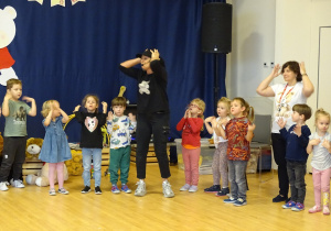 Panie i dzieci podczas zabaw.