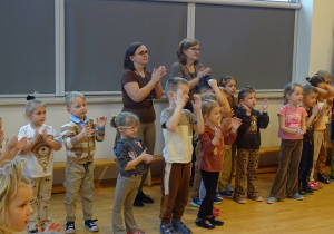 Wspólne zabawy z misiami.