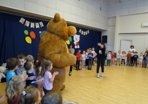 Wspólne zabawy z misiami.