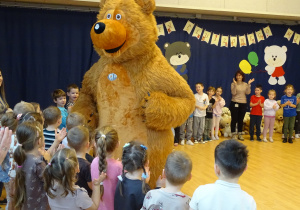 Wspólne zabawy z misiami.