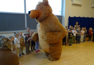 Miś wita się z dziećmi.